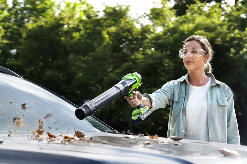 Éliminez les feuilles facilement grâce à la puissance sans fil